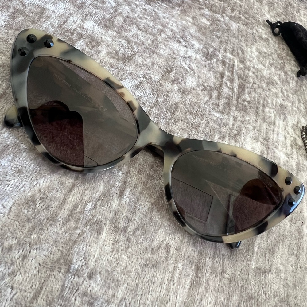 MIU MIU SUNGLASSES IN GREAT CONDITION AND EXCELLENT PRICE